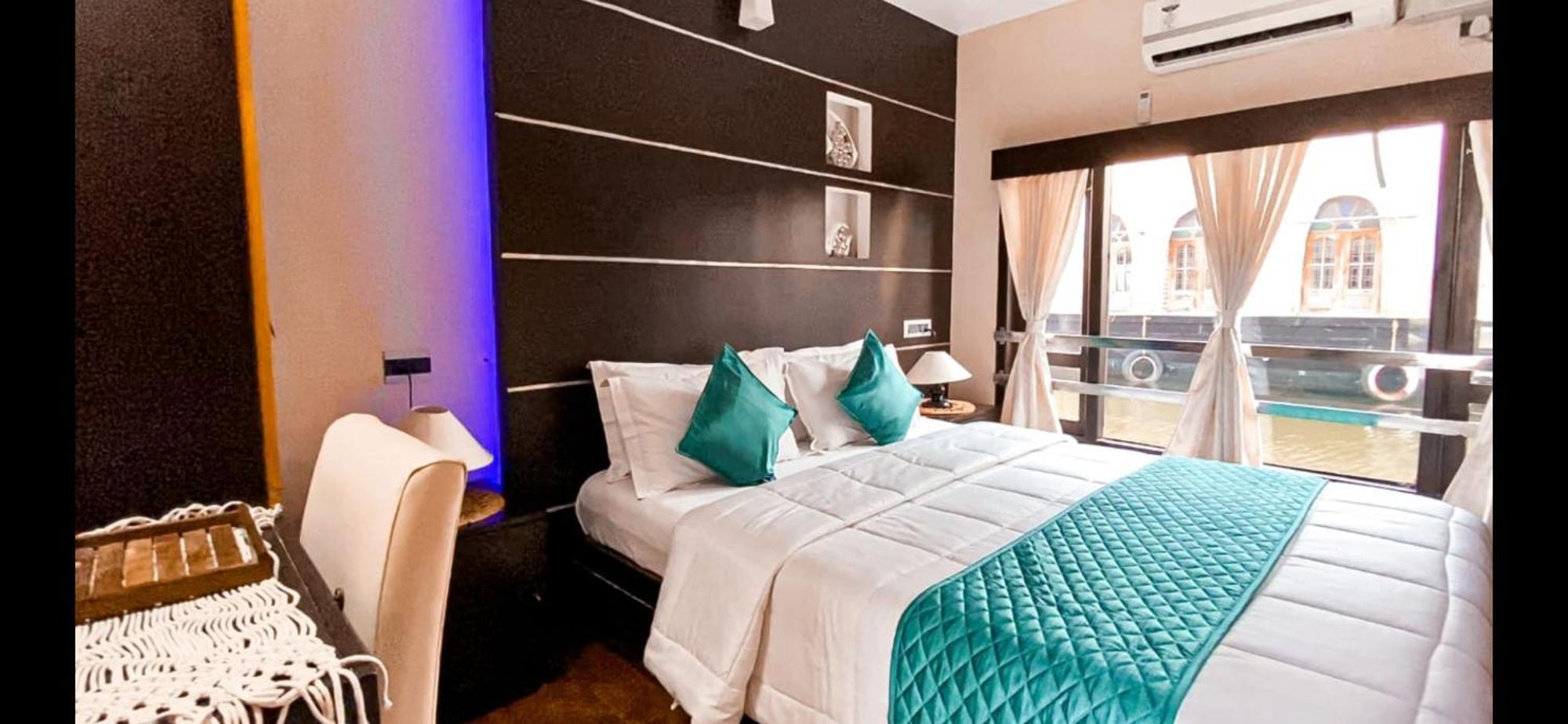 Victoria Houseboats Hotel Alappuzha Екстериор снимка