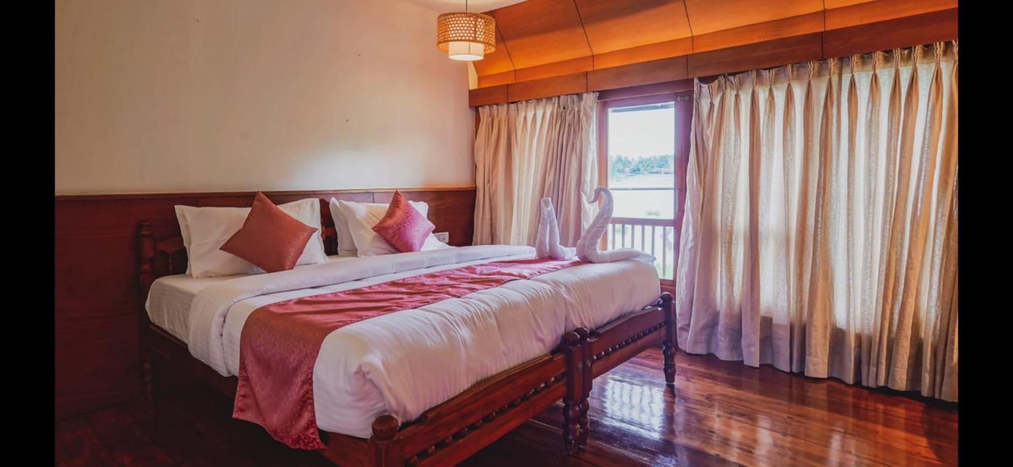 Victoria Houseboats Hotel Alappuzha Екстериор снимка